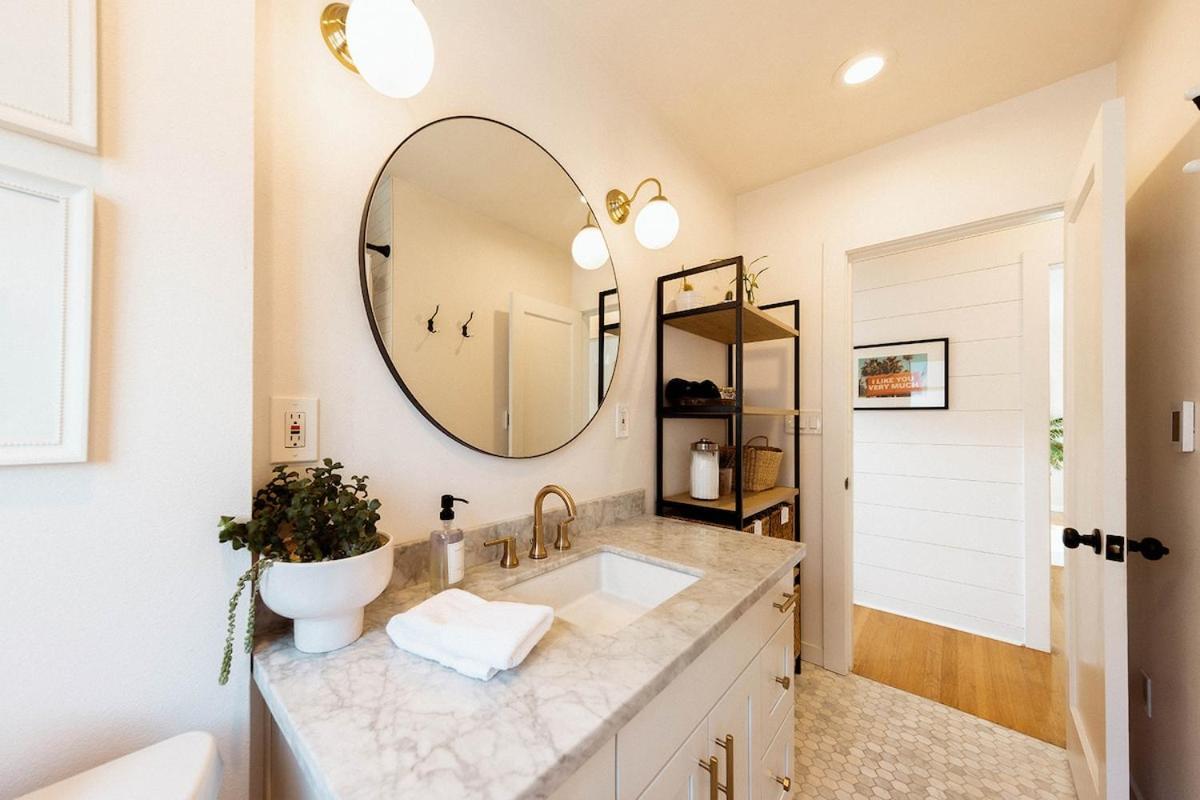 Holiday home Renovated 3-br Retreat With Ac, 10 Mins To Downtown *
