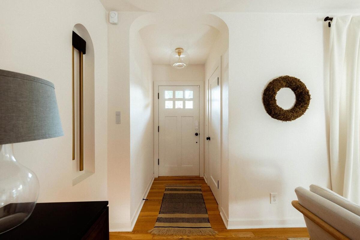 Renovated 3-br Retreat With Ac, 10 Mins To Downtown Holiday home